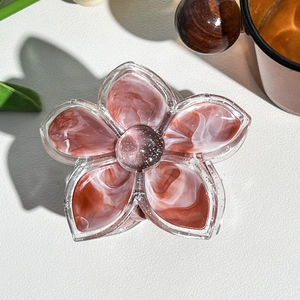 Detail of flower hair claw with marble texture resin and transparent acrylic edges