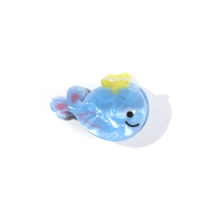 Pince à cheveux baleine bleu ciel avec texture perlée et design océan minimaliste