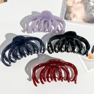 Vista dettagliata delle mollette per capelli a polpo in viola, blu, nero e bordeaux