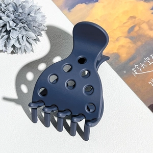 Detail van de matte donkerblauwe haarklem met cirkelvormig patroon en stevige tanden grip