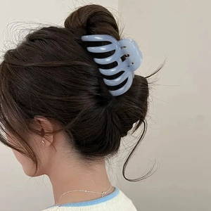 Grande pince à cheveux bleu clair pour cheveux épais sur un modèle féminin élégant