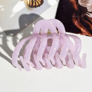 Détail d'une grande pince à cheveux lavande avec paillettes nacrées et ressort doré