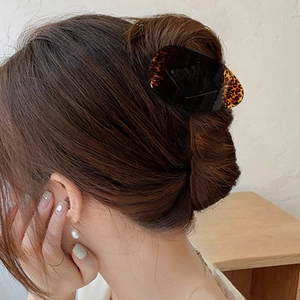 Elegant leopard print acetate hair claw clip for women stylish curved hair accessory
