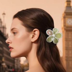 Eleganter Haarclip in Blumenform mit grüner Marmorierung in der Anwendung gezeigt