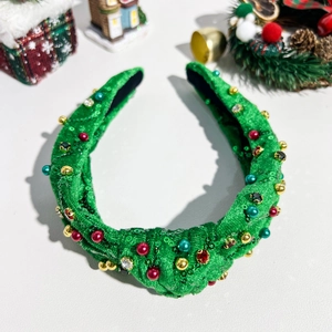 Detailansicht des grünen Samt-Weihnachtsstirnbands mit festlichen Perlen und Strass