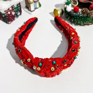 Nahaufnahme des roten Samt-Weihnachtsstirnbands mit bunten Perlen und Pailletten