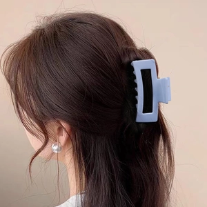 Pince à cheveux carrée 8,5cm bleu clair mat en silicone pour chignon femme à l'arrière