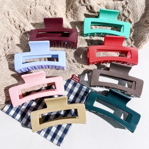 Grande Pince à Cheveux Crabe Carrée Creuse pour Femmes Minimaliste en Plastique Couleur Unie Accessoires de Coiffure Elégants