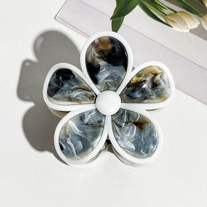 Details zur Blumenhaarklammer mit Marmor-Acetat-Textur und zentraler Perle