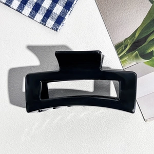 Détail de la pince à cheveux carrée 8,5cm noir brillant avec ressort en métal robuste