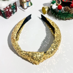 Nahaufnahme des goldfarbenen Pailletten-Haarreifens mit Knotendesign für festliche Frisuren