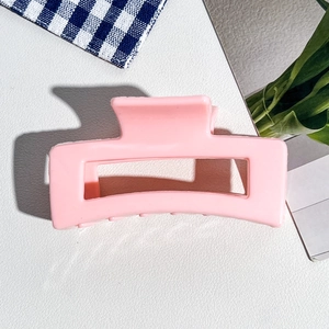 Détail d'une pince à cheveux carrée évidée rose mat de 8,5 cm pour cheveux épais