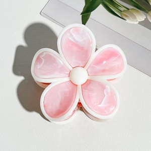 Detailansicht der cremefarbenen Blumen-Haarklammer mit rosa Marmortextur und Goldakzenten