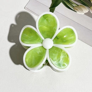 Detailansicht der Haarspange in Blumenform in Cremeweiß und marmoriertem Apfelgrün