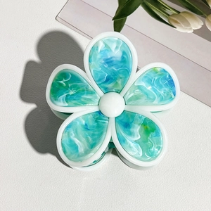 Detailansicht der Haarspange in Blumenform mit cyanmarmoriertem Muster und Acetat-Finish