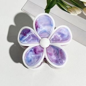 Detail der blauen Marmor-Haarklammer aus hochwertigem Acetat mit fünfblättrigem Blumendesign