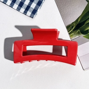 Vue détaillée de la pince à cheveux carrée en silicone rouge de 8,5 cm pour femmes