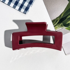 Détail d'une pince à cheveux carrée rouge vin de 8,5 cm avec ressort métallique