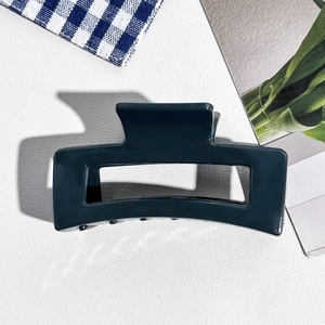 Détail de la pince à cheveux carrée évidée de 8,5 cm en finition mate cyan profond
