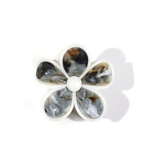 Eleganter Blumen-Haarclip mit Marmor-Textur und Perle auf weißem Hintergrund