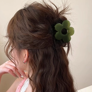 Elegante pinza per capelli a fiore verde scuro in stile coreano su capelli mossi