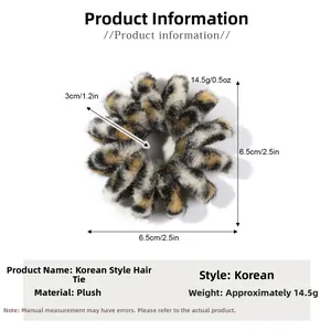 Vue détaillée d'un chouchou en peluche léopard montrant les dimensions et la texture