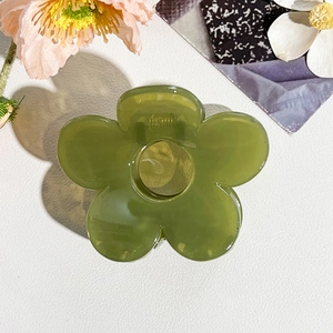Dettaglio molletta per capelli a fiore in resina verde avocado con robusta molla in metallo