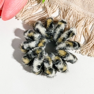 Gros plan sur chouchou peluche à imprimé léopard avec texture douce en fausse fourrure