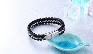 Vue macro d'un bracelet tressé en cuir noir pour homme avec chaîne en acier et fermoir