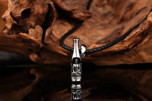 Vue macro du pendentif décapsuleur bouddha rétro en acier inoxydable sur cordon tressé