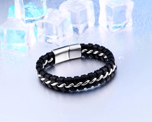 Détail du bracelet en cuir tressé noir pour homme avec chaîne argentée et fermoir