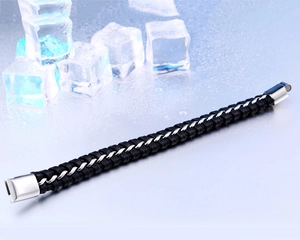 Détail du bracelet tressé en cuir noir pour homme avec fermoir en acier magnétique