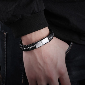 Bracelet ethnique en cuir tressé noir pour homme avec fermoir poli en acier inoxydable