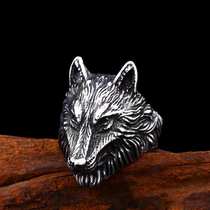 Detailaufnahme des Wikinger Wolfskopf Rings mit geschnitzten Stahltexturen im Vintage-Stil