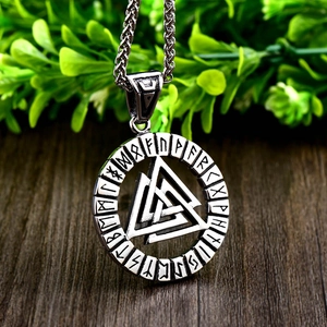 Λεπτομέρεια βίκινγκ μενταγιόν Valknut με σκανδιναβικούς ρούνους και ατσάλινη αλυσίδα