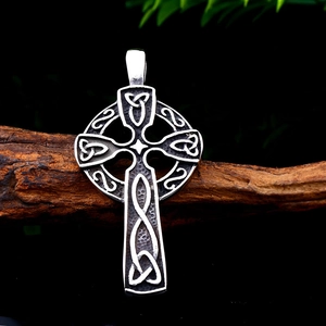 Vintage Edelstahl-Anhänger mit Keltenknoten-Kreuz auf rustikalem Holzhintergrund