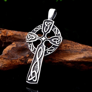 Vintage-Anhänger aus Edelstahl mit keltischem Kreuz und Knotenmuster auf Holzast