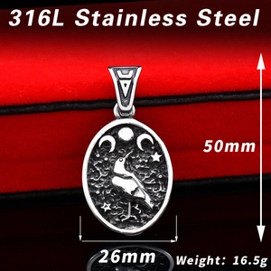 Détail du pendentif Viking en acier inoxydable 316L avec gravures d'oiseau et lune