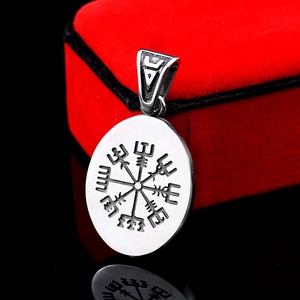 Pendentif boussole Viking Vegvisir en acier inoxydable sur boîte à bijoux en velours rouge