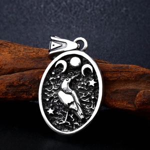 Pendentif Viking en acier inoxydable lune et corbeau sur bois sombre