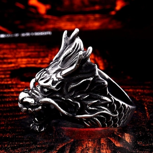 Gedetailleerde close-up van een vintage drakenkopring met complexe schubben en hoorns