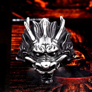 Macro-opname van vintage zilveren drakenring met gedetailleerde schubben en texturen