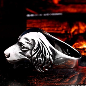Gros plan détaillé d'une bague punk en acier inoxydable en forme de tête de Golden Retriever