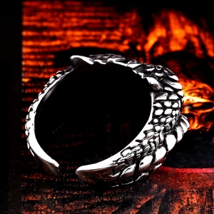 Makroaufnahme der Drachenschuppenstruktur und des verstellbaren Edelstahlrings im Retro-Stil
