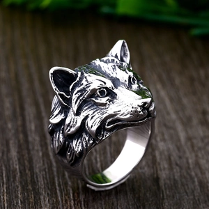 Vue latérale de la bague tête de loup en acier rétro avec textures de fourrure
