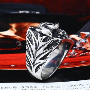Retro stainless steel gothic ring with embossed feather patterns and creature motif