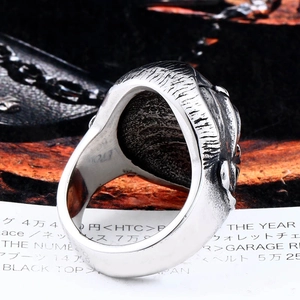 Macro-opname van gepolijste stalen binnenring met vintage punk textuurdetails
