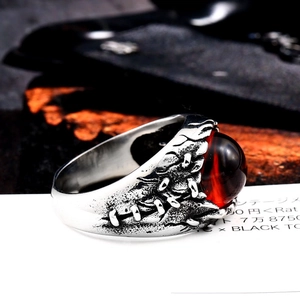 Bague punk vintage œil du diable pour homme avec rubis rouge et texture de plume en acier
