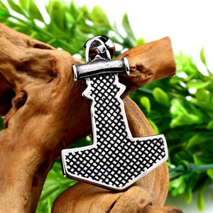 Pendaglio Martello di Thor vintage in acciaio inossidabile con finitura argento antico su legno