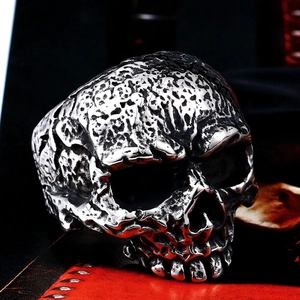 Vintage roestvrijstalen schedelring met gothic punk design en realistische rotsstructuur